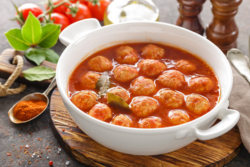 Meatballs in tomato sauce