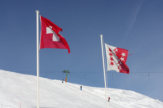 Drapeaux suisse et valaisan flottant sur les pistes