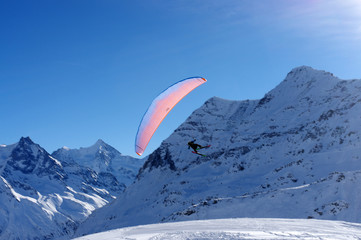 Parapente &agrave; ski tentant d'atterrir
