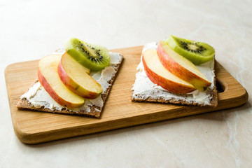 Rye Cripsbread with Cream Cheese, Apple Slices and Kiwi Fruit / Healthy Snacks Recipe.
