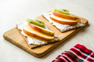 Rye Cripsbread with Cream Cheese, Apple Slices and Kiwi Fruit / Healthy Snacks Recipe.