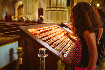 Kerze anzünden in der Kirche