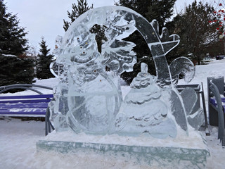 Ледяная скульптура снеговика в зимнем парке