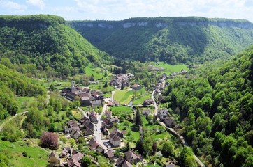 Vue sur le village de Beaumes les messieurs, depuis le belvedére, Jura