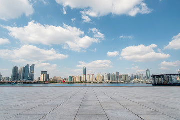Obraz premium Empty marble floors and city views under the blue sky