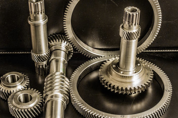 Zahnräder verschiedene Zahnräder aus Gold Stahl Metal Silber nebeneinander platziert alle...