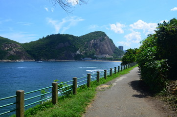 Obraz premium el mar desde el camino de la costa de Rio de Jaineiro, Brasil.