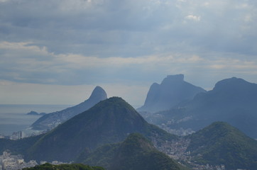 urbanización de favelas entre las montañas