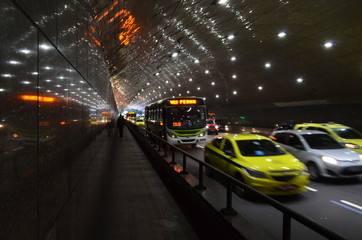Túnel con abundante iluminación