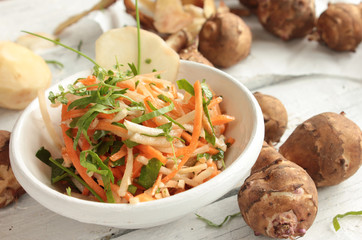 Topinambur Salat Schale Tisch Brett Roh Rohkost