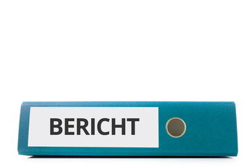 blauer liegender Aktenordner mit Beschriftung Bericht vor hellem Hintergrund