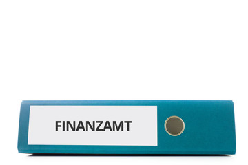 blauer liegender Aktenordner mit Beschriftung Finanzamt vor hellem Hintergrund