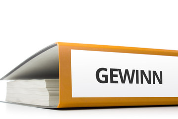 oranger Aktenordner gefüllt mit Papierseiten und Beschriftung Gewinn liegend vor weißem...