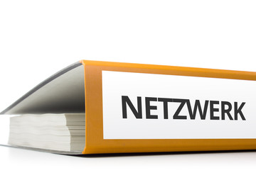 oranger Aktenordner gefüllt mit Papierseiten und Beschriftung Netzwerk liegend vor weißem...