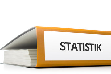 oranger Aktenordner gefüllt mit Papierseiten und Beschriftung Statistik liegend vor weißem...