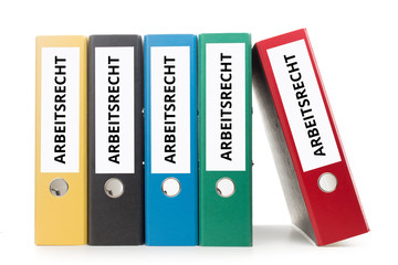 mehrere bunte Aktenordner dessen Ordnerrücken beschriftet sind mit Arbeitsrecht stehend vor hellem...