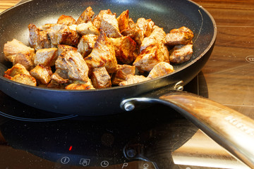 gebratenes Fleisch in der Pfanne