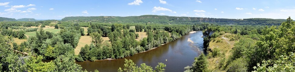 Fototapeta na wymiar La Dordogne depuis le belvedere de Copeyre