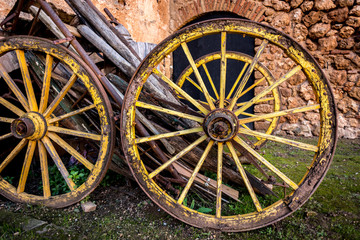 carruaje ruedas de madera antigua carro en el castillo de niebla en Huelva