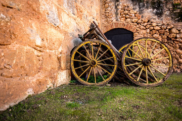 Fototapeta na wymiar carruaje ruedas de madera antigua carro en el castillo de niebla en Huelva