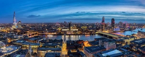 Poster Die beleuchtete Skyline von London bei Nacht: von der Tower Bridge entlang der Themse bis zum Westminster Palast © moofushi