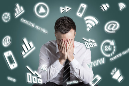 Mann überlastet mit digitalen Medien