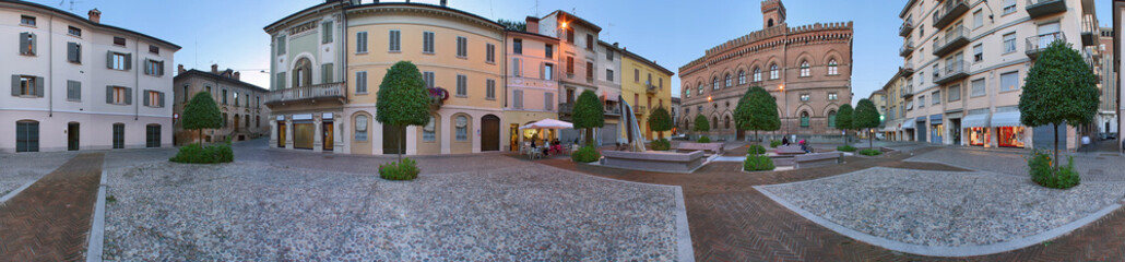 Fototapeta na wymiar Casalmaggiore, piazza e palazzo comunale a 360°