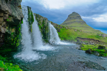 Obraz premium Kirkjufell mountain , and the Kirkjufellsfoss waterfalls