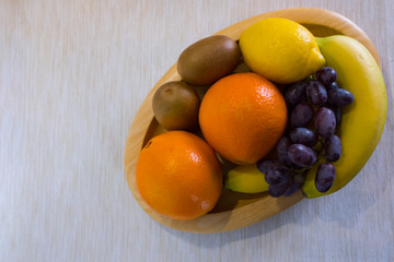 Auswahl gesunder Früchte in eine Holzschale