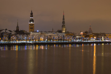 Obraz premium Nocny widok miasta Ryga Łotwa. Panorma.