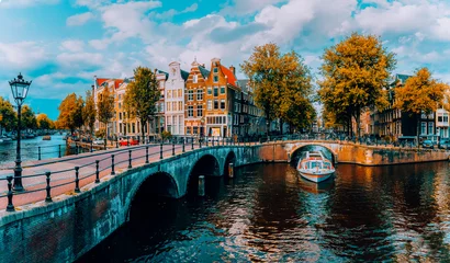 Selbstklebende Fototapete Amsterdam Panorama von Amsterdam. Berühmte Kanäle und Brücken im warmen Nachmittagslicht. Niederlande