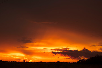 Atardecer Anaranjado Con Nubes