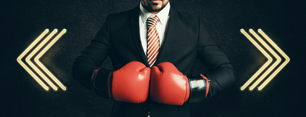 Geschäftsmann mit Boxhandschuhen muss sich für eine Richtung entscheiden 