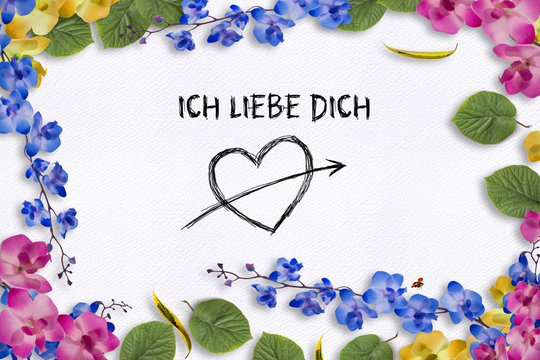 Nachricht "Ich liebe Dich" auf Papierhintergrund umrandet mit Blumendekoration