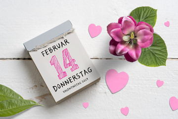 Abreißkalender mit Valentinstag 2019 auf Holzhintergrund