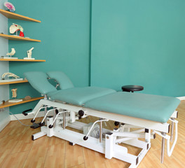 Liege beim Physiotherapeut