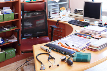 Chaos auf den Schreibtisch eines Arztes