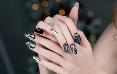 Foto op Aluminium Close-up op mooie vrouwelijke handen met Nail Art manicure. © elena 