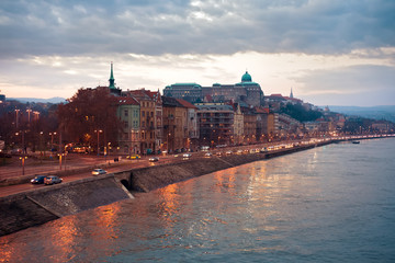 Fototapeta premium Budapeszt nad rzeką z Pałacem Królewskim w Budzie o zachodzie słońca