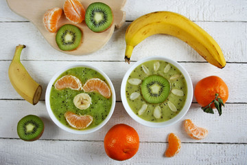 Zmiksowane owoce: kiwi, banany, mandarynki. Zdrowa przekąska dla dzieci
