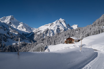 Fototapeta na wymiar Winter im Vorarlberg. Oberhalb von Oberboden.