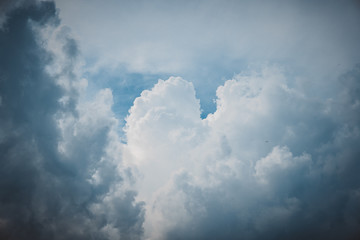 Obraz premium cloudy sky The light from the sun shines a little. At noon time Photography with Wide Lens.