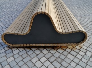 Geschwungene Holzbank zum SItzen