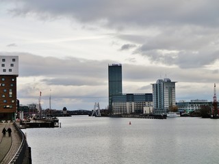 Hochhäuser an der Spree in Ostberlin