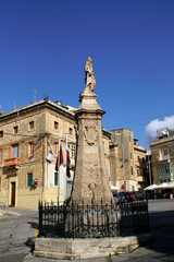 Fototapeta na wymiar Denkmal mit der Göttin Minerva auf dem Sieges-Platz