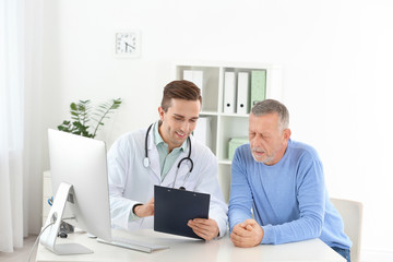 Obraz premium Doctor working with mature patient in hospital