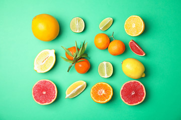 Verschiedene Zitrusfrüchte auf farbigem Hintergrund, flach
