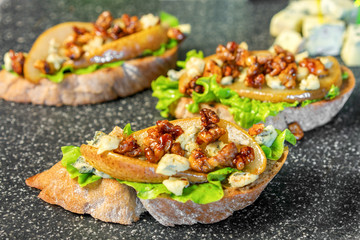 bruschetta with pear, honey, walnut, cheese, green salad and olive oil
