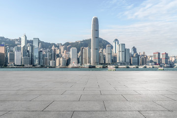 Obraz premium Empty marble floors and city views under the blue sky