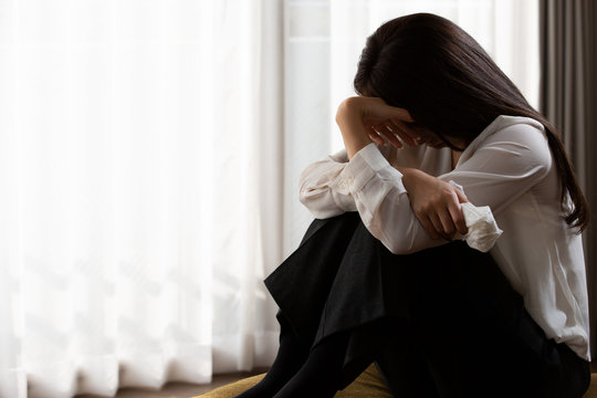 悲しむ女性